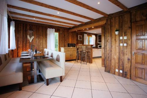 une cuisine avec des boiseries et une table et un comptoir dans l'établissement Chalet l'OURSON à Gérardmer, vue imprenable lac, à Gérardmer