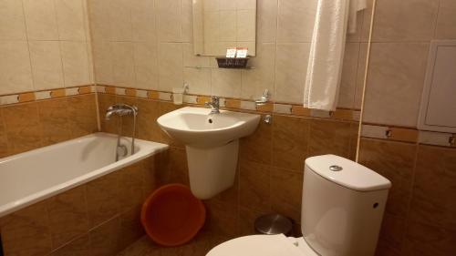 un bagno con un water, un lavandino e una vasca di Hotel Blian a Ravda