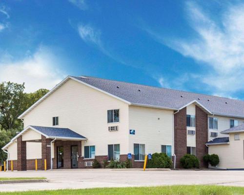 a large apartment building with a parking lot at Rodeway Inn Cedar Rapids Westdale in Cedar Rapids