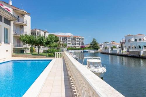 224-Apartamento con vistas a canal y piscina