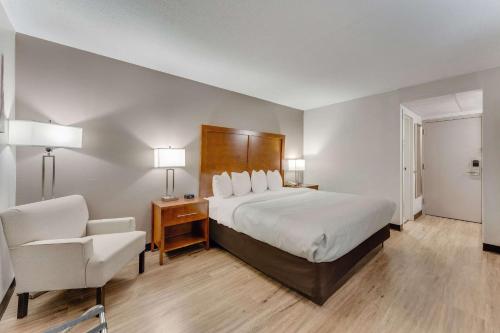 Giường trong phòng chung tại Quality Inn