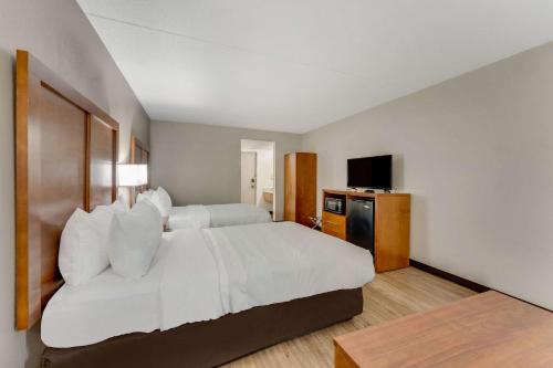Giường trong phòng chung tại Quality Inn
