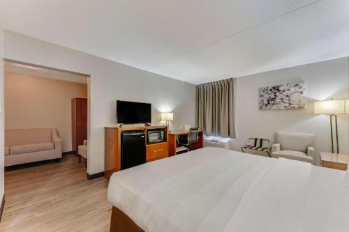 Giường trong phòng chung tại Quality Inn