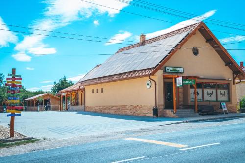 a building on the corner of a street at Bogi Kuckó, Farkasgyepű in Farkasgyepů