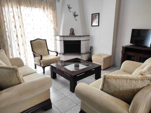 soggiorno con sedie e tavolino di Barbara's sweet home Preveza a Preveza