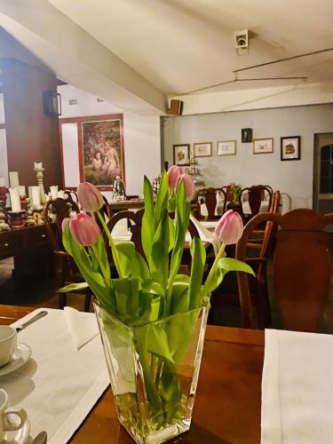 Un restaurante u otro lugar para comer en Hotel Rejs