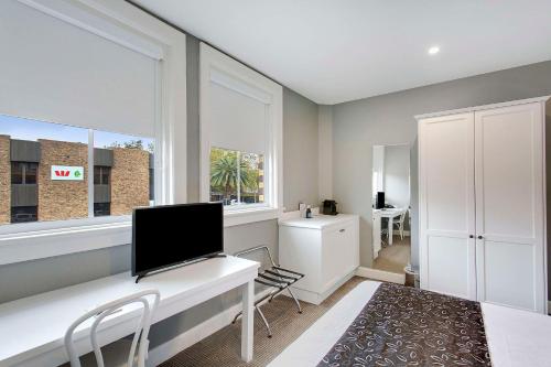 CH Boutique Hotel & Apartments, an Ascend Collection Hotelにあるテレビまたはエンターテインメントセンター