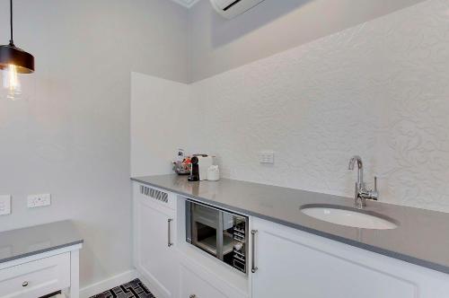 CH Boutique Hotel & Apartments, an Ascend Collection Hotelにあるキッチンまたは簡易キッチン
