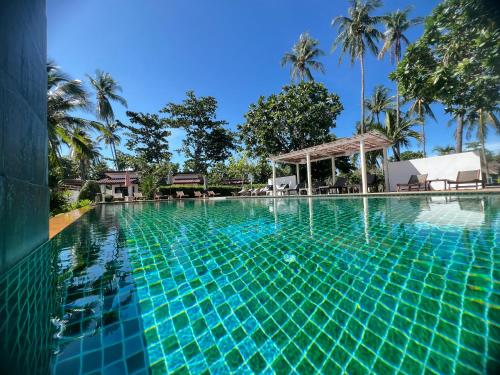 Bazén v ubytování Coco Lanta Resort - SHA Extra Plus nebo v jeho okolí