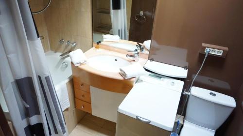 une salle de bain avec un lavabo et un miroir dans l'établissement Rue de Longchamp - Paris 16, à Paris