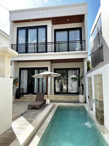 ein Haus mit einem Swimmingpool vor dem Haus in der Unterkunft Ramana Villa Uluwatu in Uluwatu