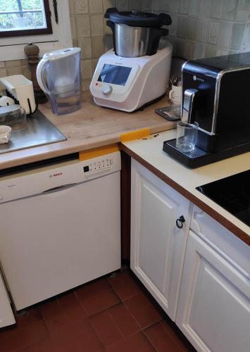 Il comprend une cuisine équipée d'un grille-pain. dans l'établissement Chambre individuelle, au Pradet