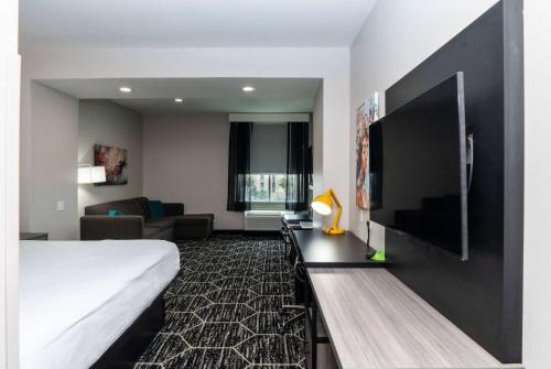 TV a/nebo společenská místnost v ubytování La Quinta Inn & Suites by Wyndham Corpus Christi Southeast