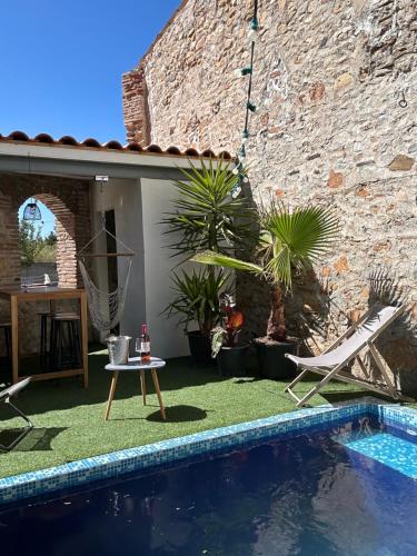 une cour arrière avec une piscine et une maison dans l'établissement La Casita, à Torreilles