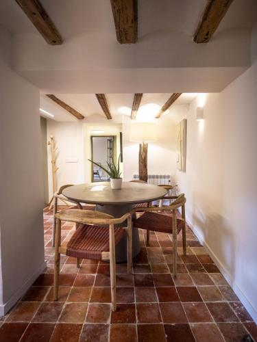 a dining room with a table and some chairs at La Casa Amarilla apartamento Albarracin in Albarracín