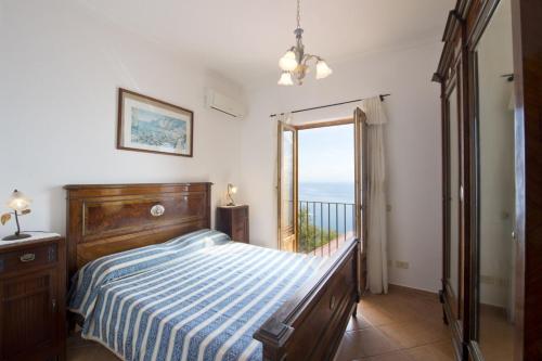 una camera da letto con un letto e vista sull'oceano di Villa Tranquillita a Praiano