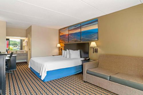 Katil atau katil-katil dalam bilik di Quality Inn near Speedway