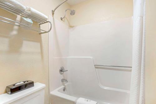 Bilik mandi di Quality Inn near Speedway