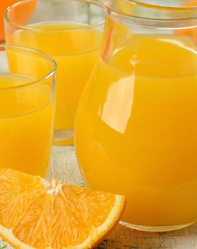 a group of glasses of orange juice and an orange slice at Hôte Labyrinthe lit 180 cm salle de bain, petit dej compris in Mirepoix