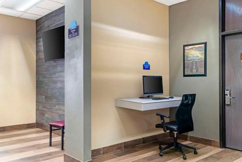 Televisyen dan/atau pusat hiburan di Quality Inn near Speedway
