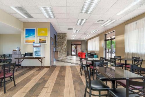 Restoran atau tempat lain untuk makan di Quality Inn near Speedway