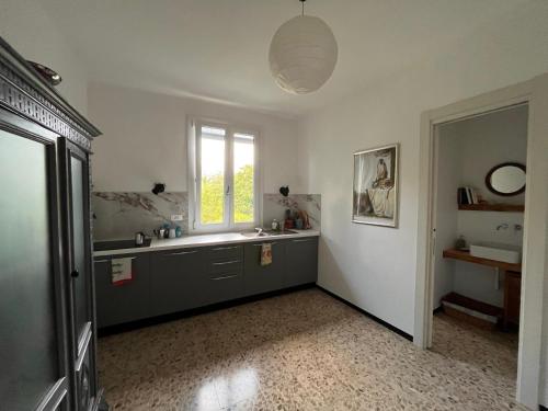 Un baño con lavabo y ventana. en Villa Vento Largo, Casa Marina, en Ventimiglia