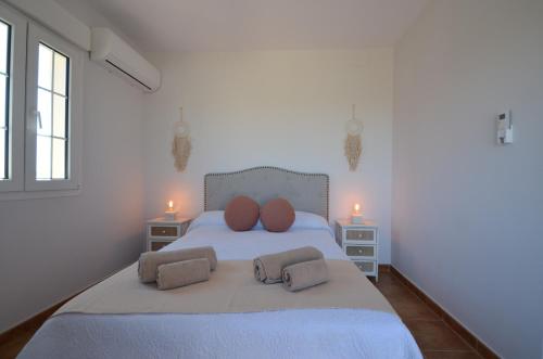 ein Schlafzimmer mit einem Bett mit zwei Kissen darauf in der Unterkunft Playa Canela PREMIUM & SOLMARES in Punta del moral