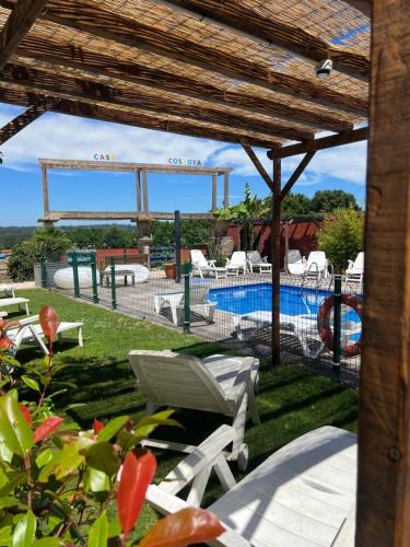 a view of a swimming pool with a pergola at Pensión Casa Costoya in Arzúa