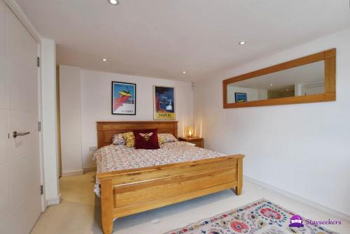 Postel nebo postele na pokoji v ubytování Queens House 2 bed City Centre Apartment - STAYSEEKERS