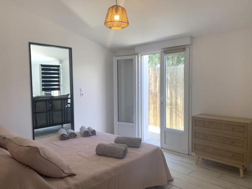 une chambre avec un lit avec deux oreillers dessus dans l'établissement VIDAGO maison neuve tout confort avec terrasse privée, à Nieul-sur-Mer
