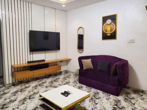 TV a/nebo společenská místnost v ubytování Admirable 2-bed-Apt With Pool, 24hrs Power & Unlimited Internet