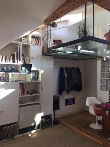 - un salon avec un escalier dans l'établissement Location studio Paris 11, à Paris