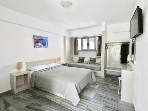 Μια τηλεόραση ή/και κέντρο ψυχαγωγίας στο Anny Studios & Rooms Perissa Beach