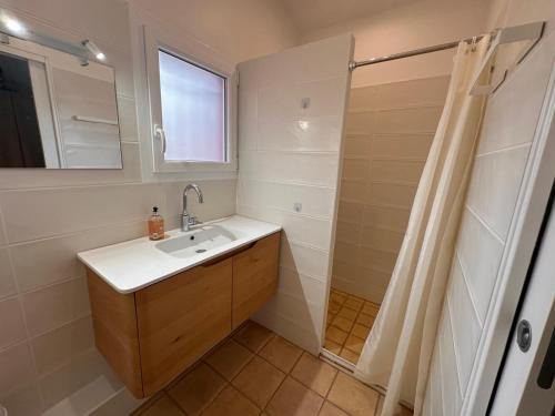 une salle de bain avec un lavabo et une douche dans l'établissement Apartment Lucioles - Strandnah mit Balkon und Meerblick by Riviera HomeLife, à Anthéor