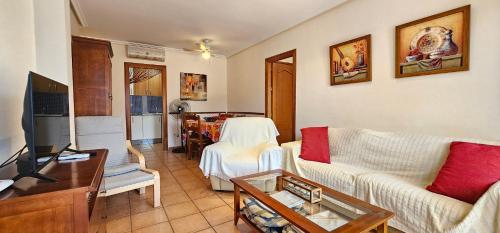 Televízia a/alebo spoločenská miestnosť v ubytovaní Homes of Spain, Al Andalus Residencial JA Apartamento bajo en frente piscina, WIFI