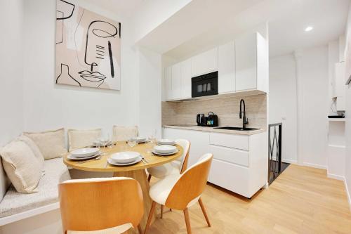 une cuisine et une salle à manger avec une table et des chaises dans l'établissement Charming apartment - 3BR-8P -Centre Pompidou, à Paris