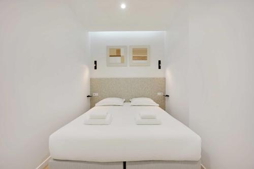 - une chambre blanche avec 2 lits dans l'établissement Charming apartment - 3BR-8P -Centre Pompidou, à Paris