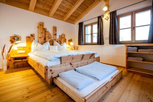 Postel nebo postele na pokoji v ubytování Troadkasten Chalet Unterkoller