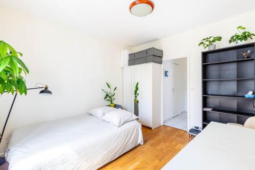 - une chambre avec un lit et une étagère noire dans l'établissement GuestReady - Cosy stay near Jardin du Luxembourg, à Paris