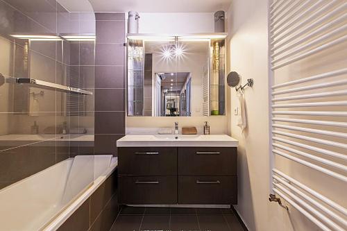 une salle de bain avec un lavabo, une baignoire et un miroir dans l'établissement Montpellier-2chambres-Grande terrasse-Garage, à Montpellier