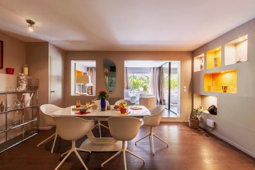 une cuisine et une salle à manger avec une table et des chaises dans l'établissement Montpellier-2chambres-Grande terrasse-Garage, à Montpellier