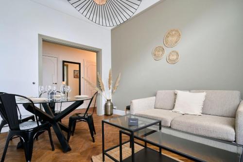 un salon avec un canapé et une table dans l'établissement Appartement a proximité de Lille, à Marcq-en-Barœul