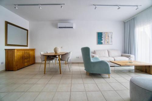 Limnaria Gardens B 103