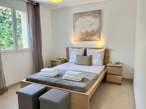 Ένα ή περισσότερα κρεβάτια σε δωμάτιο στο Maison proche des plages