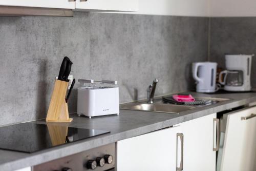 Kuchyň nebo kuchyňský kout v ubytování BEST STAY moderne Stadtwohnungen in Hünfeld - Küche, Schlafsofa, Terrasse oder Balkon WLAN Smart TV