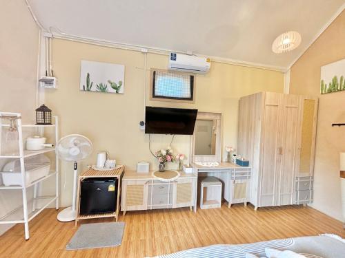 a bedroom with a desk and a computer in it at บ้านสวนโอเชี่ยน Ocean Garden Home in Chiang Khan