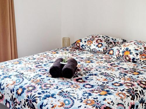 une paire de chaussures assise sur un lit dans l'établissement Résidence Confort avec Piscine - Proche des plages, à Bonifacio