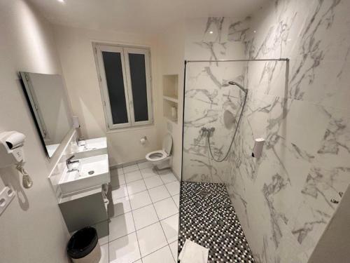 Koupelna v ubytování Hotel Richmond Gare du Nord