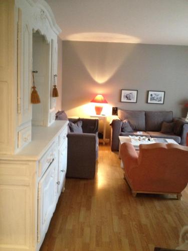 un salon avec un canapé et une table dans l'établissement La voile d or, à Le Touquet-Paris-Plage