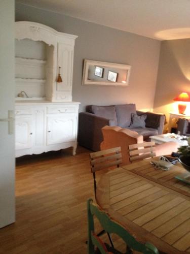 un salon avec un canapé et une table dans l'établissement La voile d or, à Le Touquet-Paris-Plage